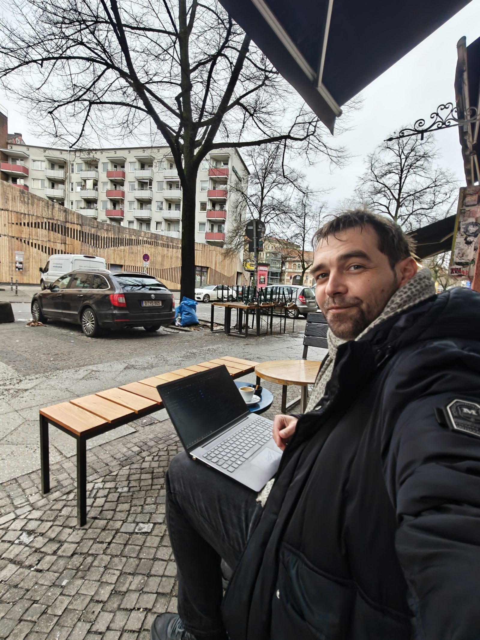 Matija Radeljak s prijenosnim računalom u uličnom kafiću, usred konzultacije.