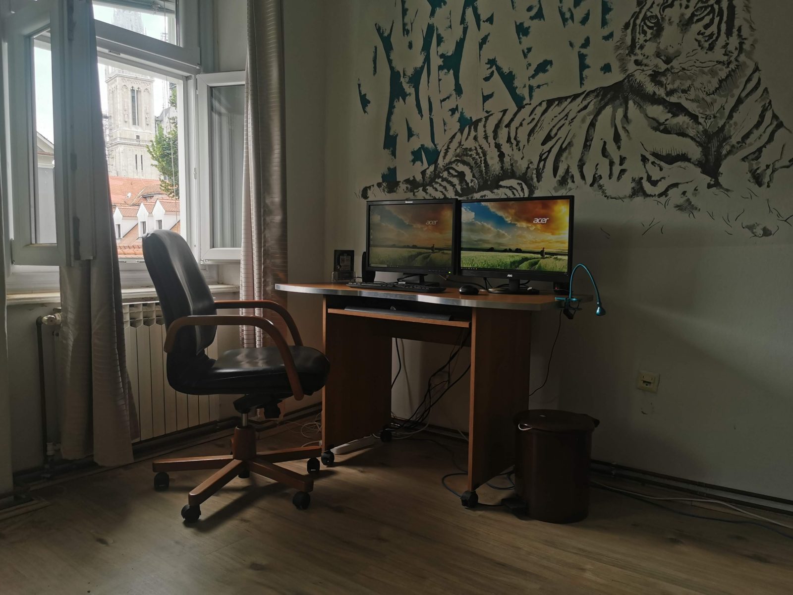 Pregled radnog stola s dva monitora, tipkovnicom, vanjskim diskovima i alatima.